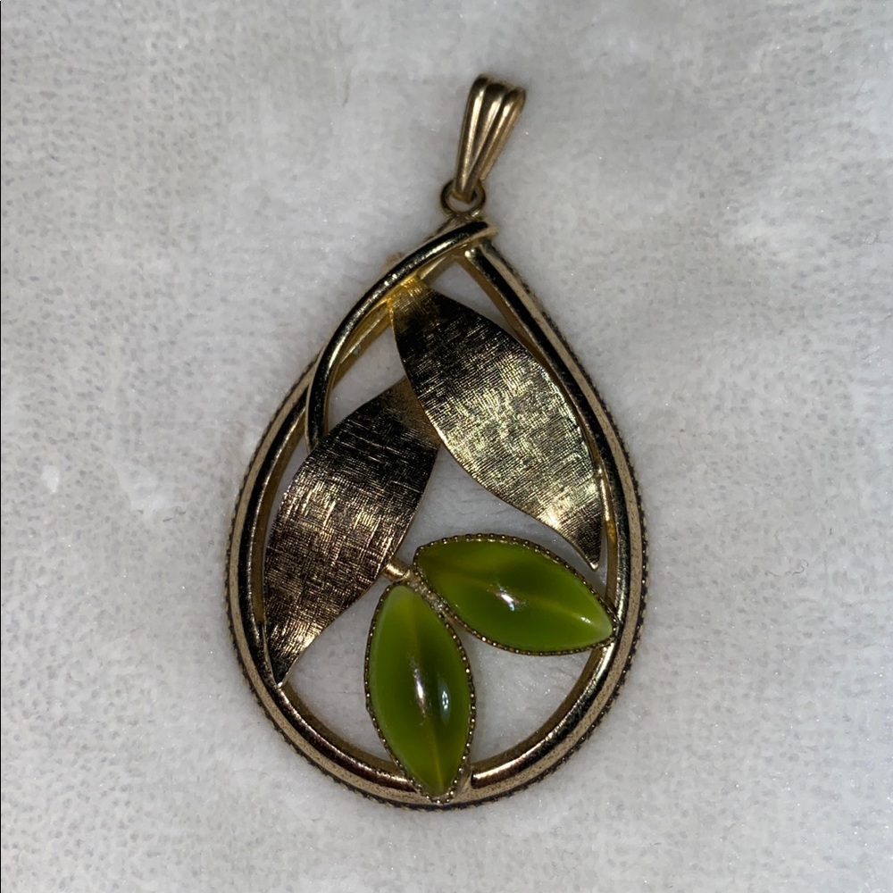 Vintage Elegant Gold Tone and Green Leaf Pendant